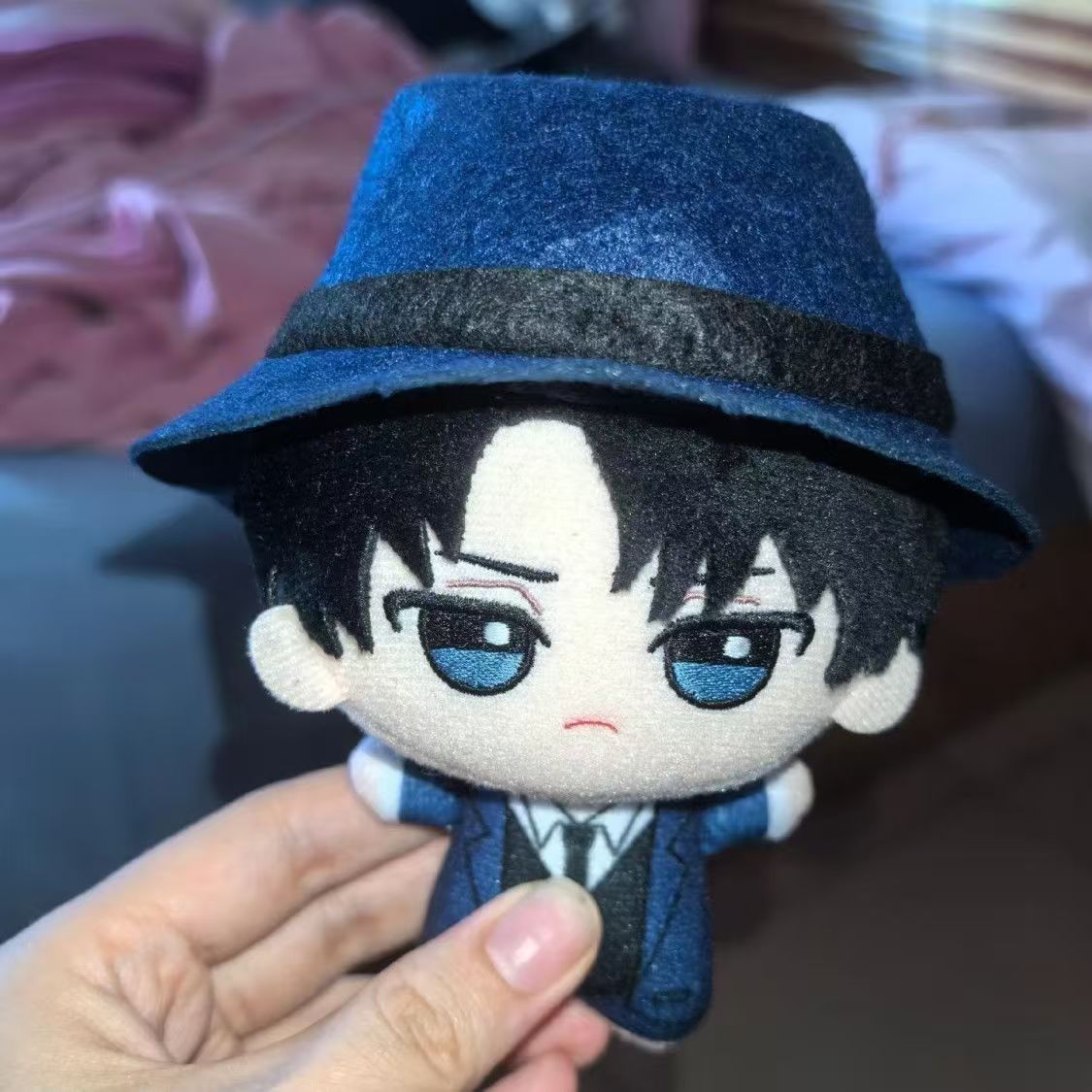 Cosplay Plushie Prop - Peluche Levi Ackerman de 10 cm,